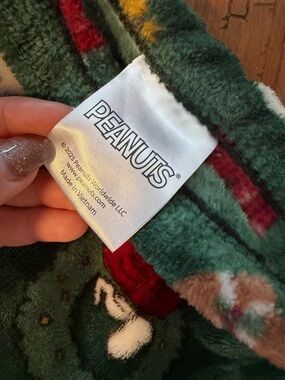 Peanuts Plush Throw Blanket in Green, Red & Cream